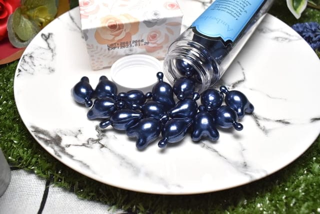 Amberlin柔亮護髮膠囊。護髮推薦。維多利亞+小蒼蘭柔亮護髮膠囊。每次使用都是未接觸空氣，新鮮的護髮油。使用後髮絲好整理，自然的卷度有光澤感