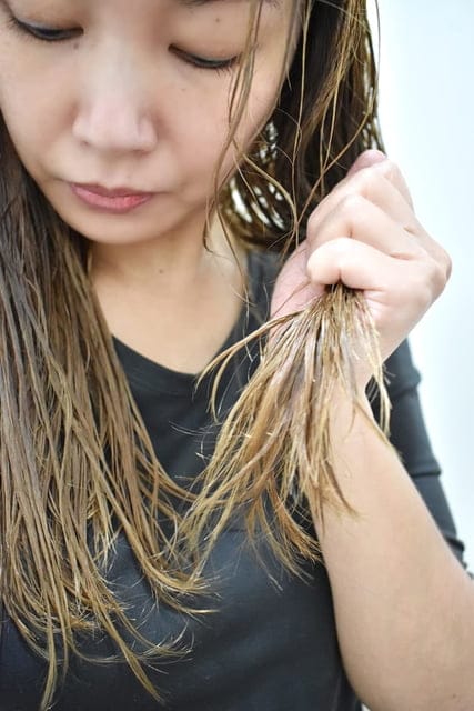 Amberlin柔亮護髮膠囊。護髮推薦。維多利亞+小蒼蘭柔亮護髮膠囊。每次使用都是未接觸空氣，新鮮的護髮油。使用後髮絲好整理，自然的卷度有光澤感