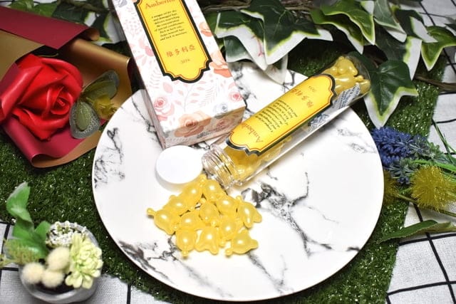 Amberlin柔亮護髮膠囊。護髮推薦。維多利亞+小蒼蘭柔亮護髮膠囊。每次使用都是未接觸空氣，新鮮的護髮油。使用後髮絲好整理，自然的卷度有光澤感