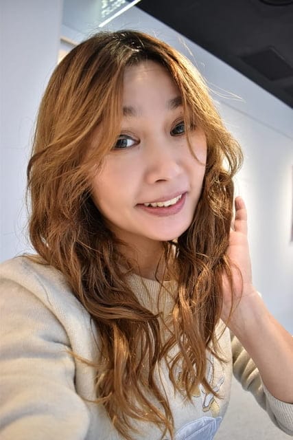 Amberlin柔亮護髮膠囊。護髮推薦。維多利亞+小蒼蘭柔亮護髮膠囊。每次使用都是未接觸空氣，新鮮的護髮油。使用後髮絲好整理，自然的卷度有光澤感