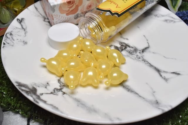 Amberlin柔亮護髮膠囊。護髮推薦。維多利亞+小蒼蘭柔亮護髮膠囊。每次使用都是未接觸空氣，新鮮的護髮油。使用後髮絲好整理，自然的卷度有光澤感