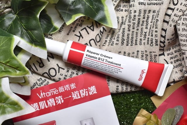 Vitame薇塔蜜維他命B12全能修護霜。臉頰泛紅的急救奇肌小紅管。讓我只要潤色隔離乳+蜜粉就可以完成底妝，泛紅血絲的雙頰，遠離乾燥敏感問題，舒緩乾燥不適