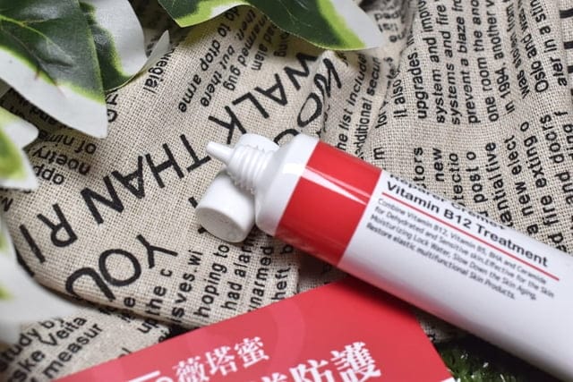 Vitame薇塔蜜維他命B12全能修護霜。臉頰泛紅的急救奇肌小紅管。讓我只要潤色隔離乳+蜜粉就可以完成底妝，泛紅血絲的雙頰，遠離乾燥敏感問題，舒緩乾燥不適