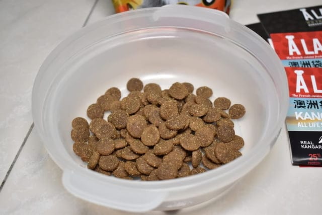 阿拉卡特澳洲天然寵物食品。來自澳洲100%純淨無污染，當地食材製作，無人工色素添加，無基因改造原料。寶貝毛孩愛吃口味推薦。袋鼠肉&羊肉低脂低敏配方/雞肉&鷹嘴豆無穀無麩質配方