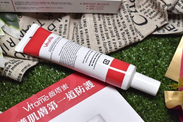 Vitame薇塔蜜維他命B12全能修護霜。臉頰泛紅的急救奇肌小紅管。讓我只要潤色隔離乳+蜜粉就可以完成底妝，泛紅血絲的雙頰，遠離乾燥敏感問題，舒緩乾燥不適