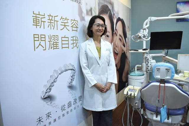 台中光流牙科隱適美說明會。黃汝萍醫師。隱適美隱形矯正認證醫師。不拔牙矯正。隱形牙套，矯正牙齒不疼痛，可以正常吃東西