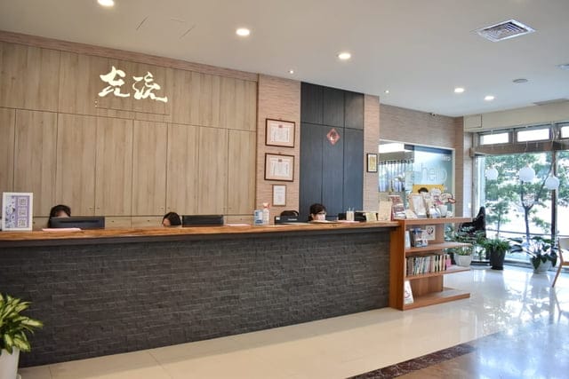 台中光流牙科隱適美說明會。黃汝萍醫師。隱適美隱形矯正認證醫師。不拔牙矯正。隱形牙套，矯正牙齒不疼痛，可以正常吃東西