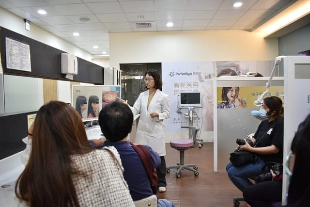 台中光流牙科隱適美說明會。黃汝萍醫師。隱適美隱形矯正認證醫師。不拔牙矯正。隱形牙套，矯正牙齒不疼痛，可以正常吃東西
