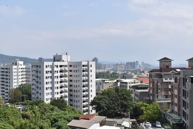 搭北投老文化「控控車」遊玩北投10大景點/特色美食。欣賞最美醇住宅，晴靚大地。北市首購首選，自然景觀優，三層崎公園就是你的後花園