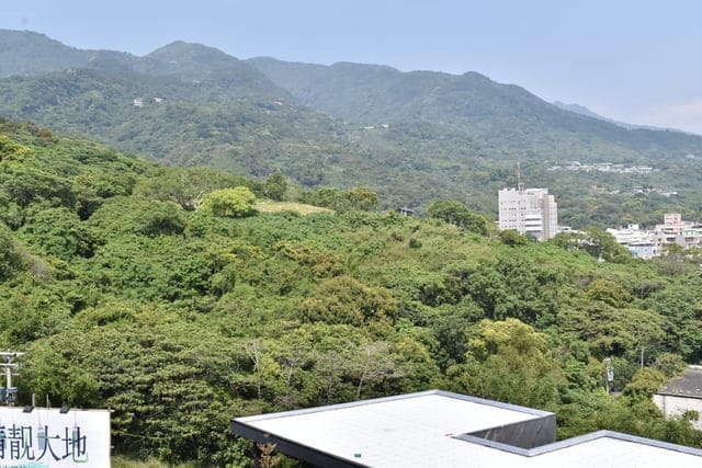 搭北投老文化「控控車」遊玩北投10大景點/特色美食。欣賞最美醇住宅，晴靚大地。北市首購首選，自然景觀優，三層崎公園就是你的後花園