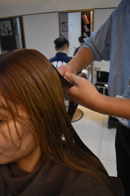 淡水美髮推薦。DM  hair  salon 淡水染護專店。淡水平價染髮只要NT$499，（不分長短），搭配套餐護髮，更超值。超優質的設計師，依照目前髮況，調整你的髮色。給與予秀髮最好的完美呵護