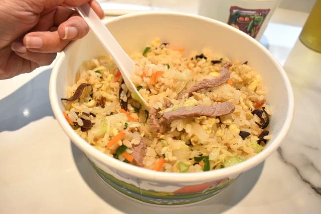 南京復興站美食。豐快炒飯。台北炒飯推薦。粒粒分明，每份炒飯依照完美比例添加食材配料以及米飯，每份炒飯的質量均相同。炒飯外送