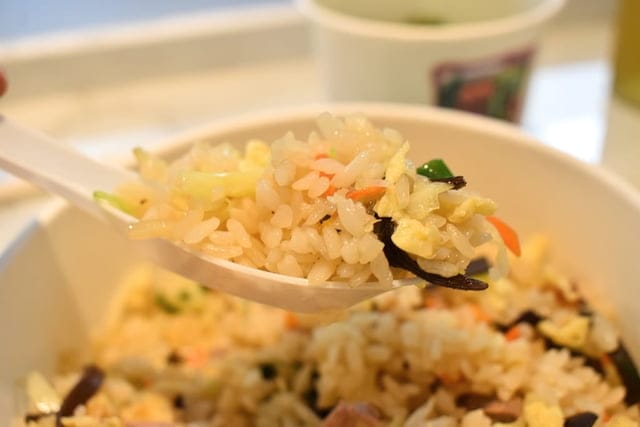 南京復興站美食。豐快炒飯。台北炒飯推薦。粒粒分明，每份炒飯依照完美比例添加食材配料以及米飯，每份炒飯的質量均相同。炒飯外送