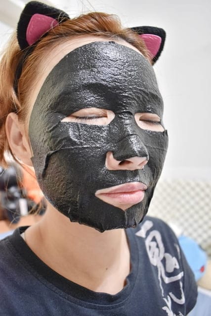 石墨烯活顏鑽光面膜。添加負載生物質石墨烯，肌膚活絡，加倍吸收。保濕、修護、緊緻、亮白一片搞定
