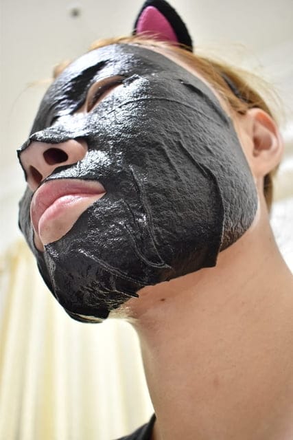 石墨烯活顏鑽光面膜。添加負載生物質石墨烯，肌膚活絡，加倍吸收。保濕、修護、緊緻、亮白一片搞定