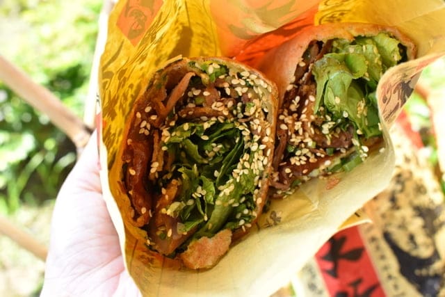 內湖銅板美食推薦。老大爺煎餅果子。份量飽足，口味多變，真材實料的滿足感。上班族午休最愛。近西湖捷運站步行5分鐘腳程即可抵達
