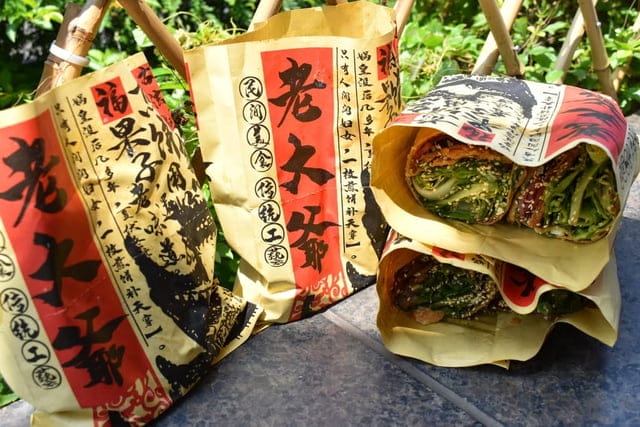 內湖銅板美食推薦。老大爺煎餅果子。份量飽足，口味多變，真材實料的滿足感。上班族午休最愛。近西湖捷運站步行5分鐘腳程即可抵達