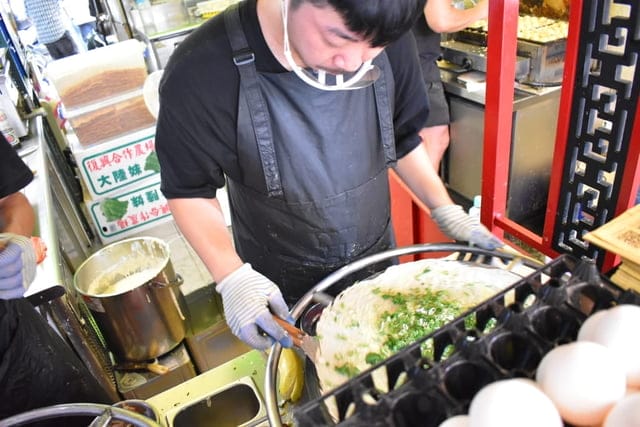 內湖銅板美食推薦。老大爺煎餅果子。份量飽足，口味多變，真材實料的滿足感。上班族午休最愛。近西湖捷運站步行5分鐘腳程即可抵達