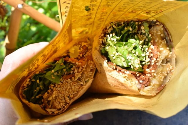 內湖銅板美食推薦。老大爺煎餅果子。份量飽足，口味多變，真材實料的滿足感。上班族午休最愛。近西湖捷運站步行5分鐘腳程即可抵達