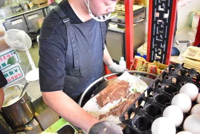 內湖銅板美食推薦。老大爺煎餅果子。份量飽足，口味多變，真材實料的滿足感。上班族午休最愛。近西湖捷運站步行5分鐘腳程即可抵達