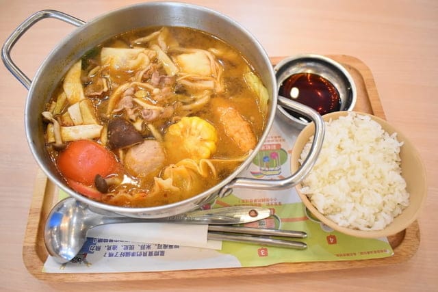 台中親子餐廳推薦。咱們小時ㄏㄡˋ親子餐廳（回到小時候）。三大主題包廂。提供抓周/慶生/媽咪團聚包場。兒童戶外遊戲沙池、室內球池遊戲室、專for 0~2歲 寶寶遊戲室。提供小朋友座位遊戲讀物安撫情緒