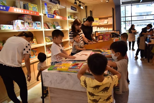 台中親子餐廳推薦。咱們小時ㄏㄡˋ親子餐廳（回到小時候）。三大主題包廂。提供抓周/慶生/媽咪團聚包場。兒童戶外遊戲沙池、室內球池遊戲室、專for 0~2歲 寶寶遊戲室。提供小朋友座位遊戲讀物安撫情緒