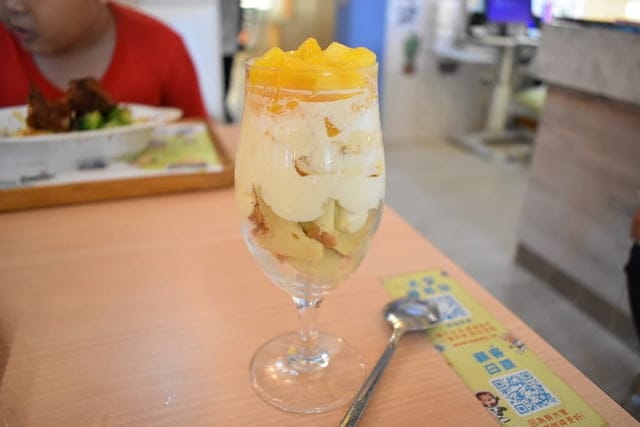 台中親子餐廳推薦。咱們小時ㄏㄡˋ親子餐廳（回到小時候）。三大主題包廂。提供抓周/慶生/媽咪團聚包場。兒童戶外遊戲沙池、室內球池遊戲室、專for 0~2歲 寶寶遊戲室。提供小朋友座位遊戲讀物安撫情緒