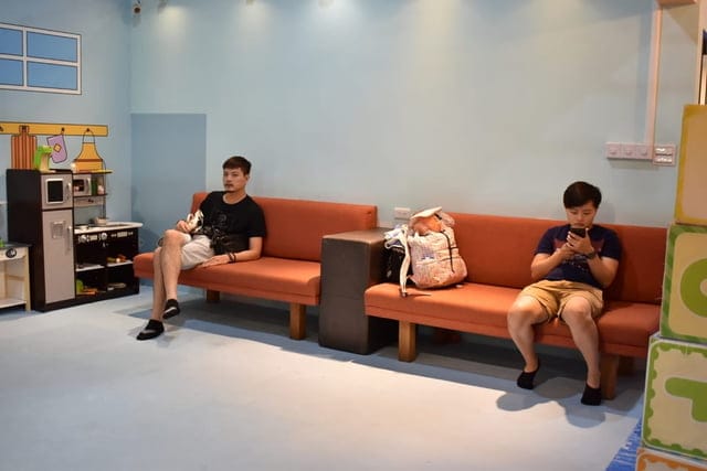 台中親子餐廳推薦。咱們小時ㄏㄡˋ親子餐廳（回到小時候）。三大主題包廂。提供抓周/慶生/媽咪團聚包場。兒童戶外遊戲沙池、室內球池遊戲室、專for 0~2歲 寶寶遊戲室。提供小朋友座位遊戲讀物安撫情緒