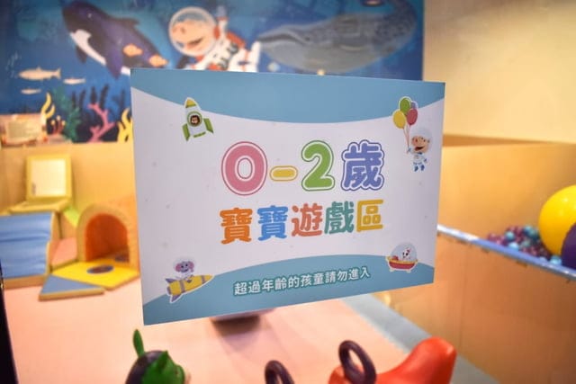 台中親子餐廳推薦。咱們小時ㄏㄡˋ親子餐廳（回到小時候）。三大主題包廂。提供抓周/慶生/媽咪團聚包場。兒童戶外遊戲沙池、室內球池遊戲室、專for 0~2歲 寶寶遊戲室。提供小朋友座位遊戲讀物安撫情緒