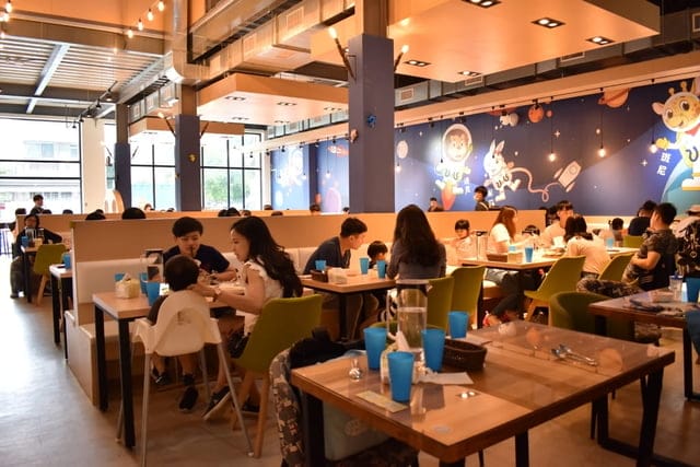 台中親子餐廳推薦。咱們小時ㄏㄡˋ親子餐廳（回到小時候）。三大主題包廂。提供抓周/慶生/媽咪團聚包場。兒童戶外遊戲沙池、室內球池遊戲室、專for 0~2歲 寶寶遊戲室。提供小朋友座位遊戲讀物安撫情緒