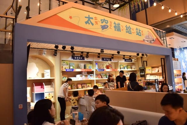 台中親子餐廳推薦。咱們小時ㄏㄡˋ親子餐廳（回到小時候）。三大主題包廂。提供抓周/慶生/媽咪團聚包場。兒童戶外遊戲沙池、室內球池遊戲室、專for 0~2歲 寶寶遊戲室。提供小朋友座位遊戲讀物安撫情緒