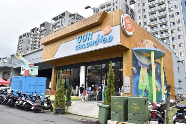 台中親子餐廳推薦。咱們小時ㄏㄡˋ親子餐廳（回到小時候）。三大主題包廂。提供抓周/慶生/媽咪團聚包場。兒童戶外遊戲沙池、室內球池遊戲室、專for 0~2歲 寶寶遊戲室。提供小朋友座位遊戲讀物安撫情緒
