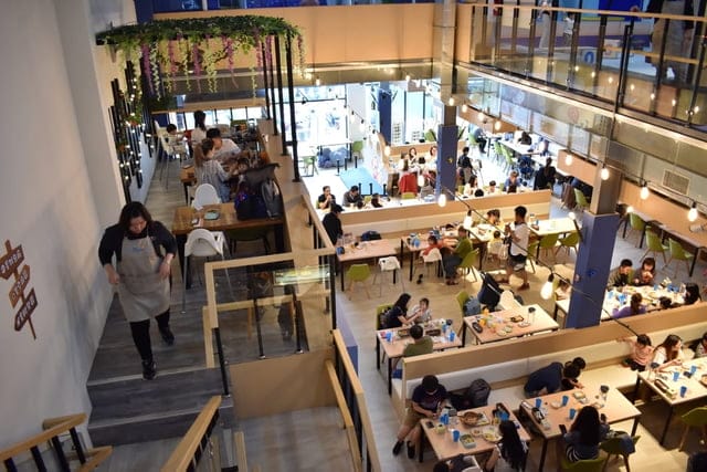 台中親子餐廳推薦。咱們小時ㄏㄡˋ親子餐廳（回到小時候）。三大主題包廂。提供抓周/慶生/媽咪團聚包場。兒童戶外遊戲沙池、室內球池遊戲室、專for 0~2歲 寶寶遊戲室。提供小朋友座位遊戲讀物安撫情緒