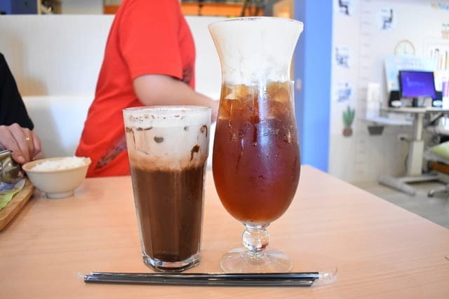 台中親子餐廳推薦。咱們小時ㄏㄡˋ親子餐廳（回到小時候）。三大主題包廂。提供抓周/慶生/媽咪團聚包場。兒童戶外遊戲沙池、室內球池遊戲室、專for 0~2歲 寶寶遊戲室。提供小朋友座位遊戲讀物安撫情緒