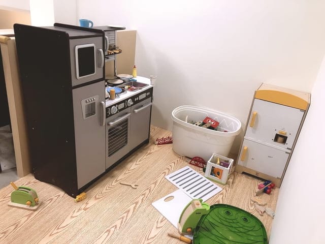台中親子餐廳推薦。咱們小時ㄏㄡˋ親子餐廳（回到小時候）。三大主題包廂。提供抓周/慶生/媽咪團聚包場。兒童戶外遊戲沙池、室內球池遊戲室、專for 0~2歲 寶寶遊戲室。提供小朋友座位遊戲讀物安撫情緒