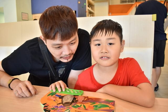 台中親子餐廳推薦。咱們小時ㄏㄡˋ親子餐廳（回到小時候）。三大主題包廂。提供抓周/慶生/媽咪團聚包場。兒童戶外遊戲沙池、室內球池遊戲室、專for 0~2歲 寶寶遊戲室。提供小朋友座位遊戲讀物安撫情緒