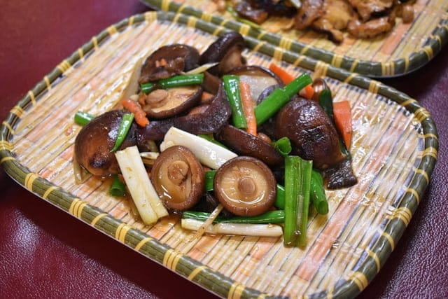 角板山美食推薦。30年老店。角板山老店家小吃店。結合原住民與客家美食的台式料理。全台最長懸索橋（新溪口吊橋）目前維修中，至7月份開放