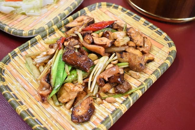 角板山美食推薦。30年老店。角板山老店家小吃店。結合原住民與客家美食的台式料理。全台最長懸索橋（新溪口吊橋）目前維修中，至7月份開放