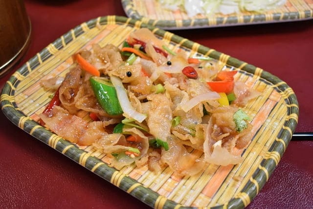 角板山美食推薦。30年老店。角板山老店家小吃店。結合原住民與客家美食的台式料理。全台最長懸索橋（新溪口吊橋）目前維修中，至7月份開放