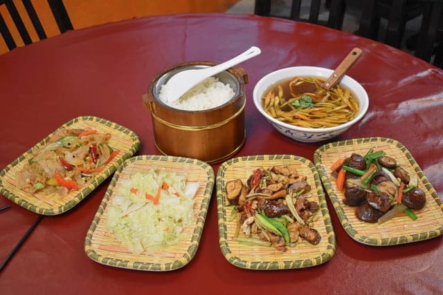 角板山美食推薦。30年老店。角板山老店家小吃店。結合原住民與客家美食的台式料理。全台最長懸索橋（新溪口吊橋）目前維修中，至7月份開放