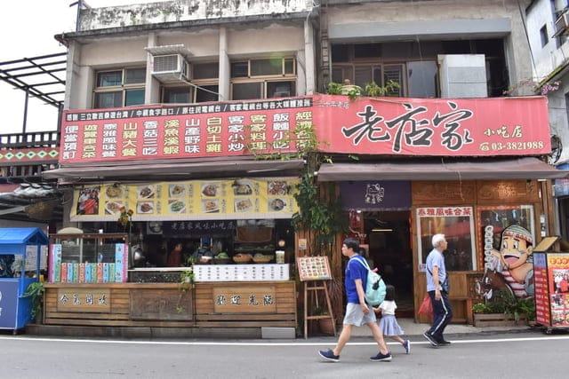 角板山美食推薦。30年老店。角板山老店家小吃店。結合原住民與客家美食的台式料理。全台最長懸索橋（新溪口吊橋）目前維修中，至7月份開放