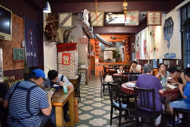 角板山美食推薦。30年老店。角板山老店家小吃店。結合原住民與客家美食的台式料理。全台最長懸索橋（新溪口吊橋）目前維修中，至7月份開放
