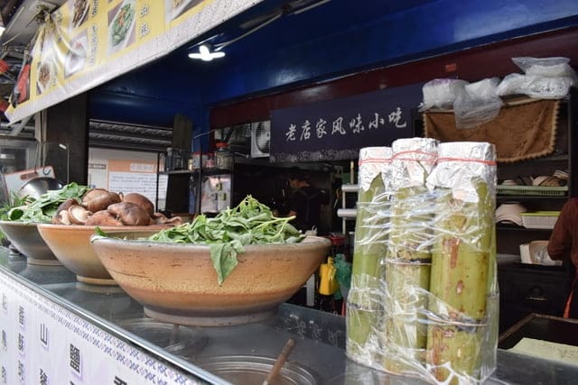 角板山美食推薦。30年老店。角板山老店家小吃店。結合原住民與客家美食的台式料理。全台最長懸索橋（新溪口吊橋）目前維修中，至7月份開放