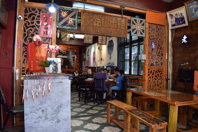 角板山美食推薦。30年老店。角板山老店家小吃店。結合原住民與客家美食的台式料理。全台最長懸索橋（新溪口吊橋）目前維修中，至7月份開放