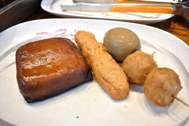 大里平價美食推薦。#鮮見麵。堅持現點現做的餅食，（小籠包、捲餅、餡餅），Q彈帶勁。簡單的麵條加上蔥花與豬油拌麵，就能讓人吃的津津有味