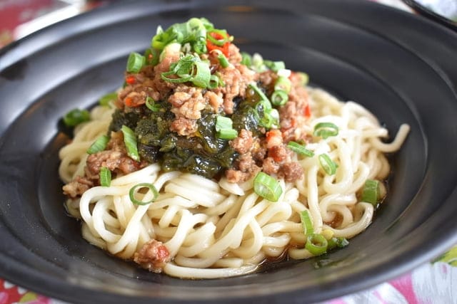大里平價美食推薦。#鮮見麵。堅持現點現做的餅食，（小籠包、捲餅、餡餅），Q彈帶勁。簡單的麵條加上蔥花與豬油拌麵，就能讓人吃的津津有味