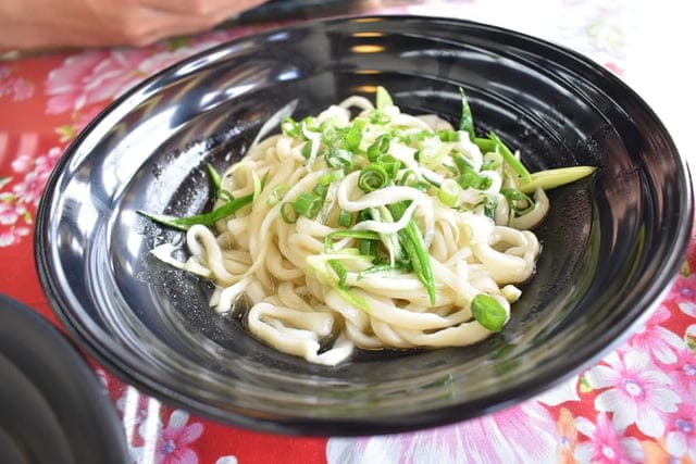 大里平價美食推薦。#鮮見麵。堅持現點現做的餅食，（小籠包、捲餅、餡餅），Q彈帶勁。簡單的麵條加上蔥花與豬油拌麵，就能讓人吃的津津有味