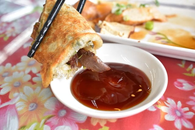 大里平價美食推薦。#鮮見麵。堅持現點現做的餅食，（小籠包、捲餅、餡餅），Q彈帶勁。簡單的麵條加上蔥花與豬油拌麵，就能讓人吃的津津有味