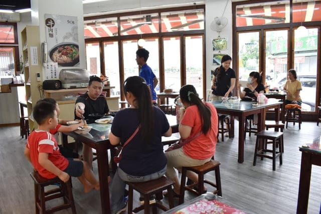 大里平價美食推薦。#鮮見麵。堅持現點現做的餅食，（小籠包、捲餅、餡餅），Q彈帶勁。簡單的麵條加上蔥花與豬油拌麵，就能讓人吃的津津有味
