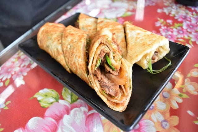 大里平價美食推薦。#鮮見麵。堅持現點現做的餅食，（小籠包、捲餅、餡餅），Q彈帶勁。簡單的麵條加上蔥花與豬油拌麵，就能讓人吃的津津有味